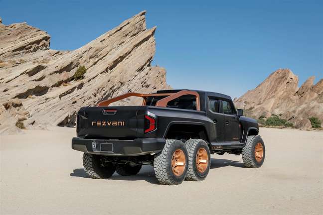 Rezvani Hercules 6x6 tem quatro rodas na traseira, como um caminhão.
