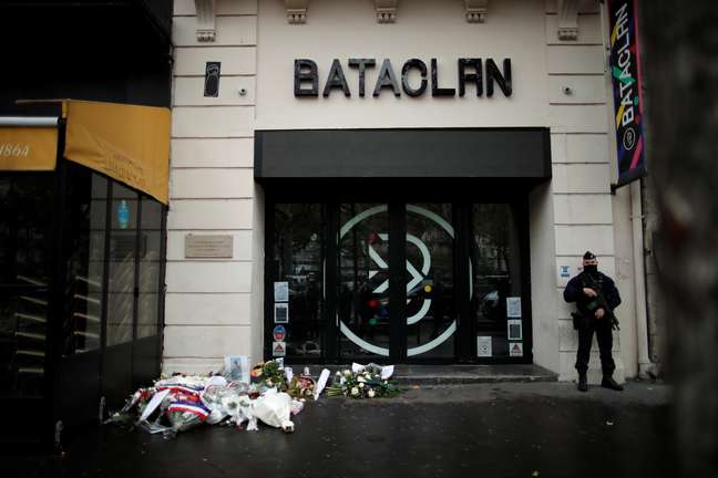 Homenagem em frente ao Bataclan, em Paris
13/11/2020
REUTERS/Benoit Tessier