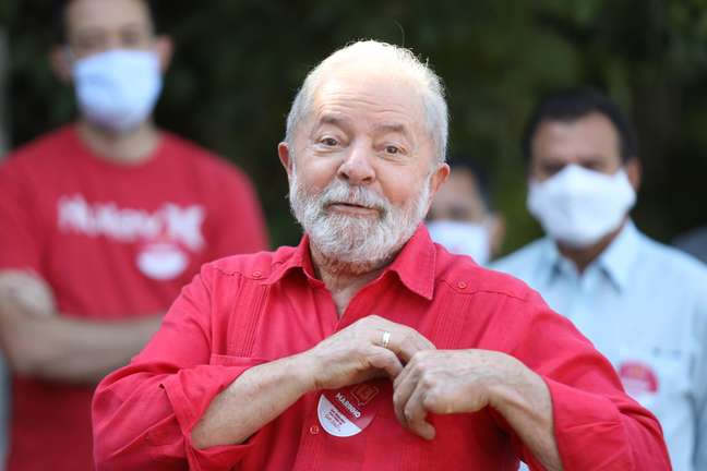 O ex-presidente Lula vota em zona eleitoral na cidade de São Bernardo do Campo (SP), neste domingo (15), dia do primeiro turno das eleições de 2020