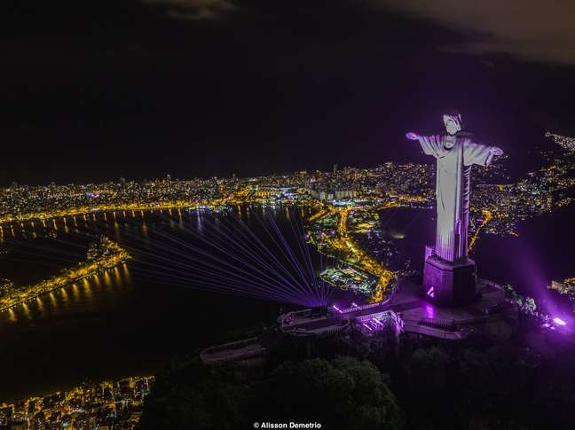 No Rio de Janeiro, o Cristo Redentor foi o ponto turístico escolhido para o show de laser