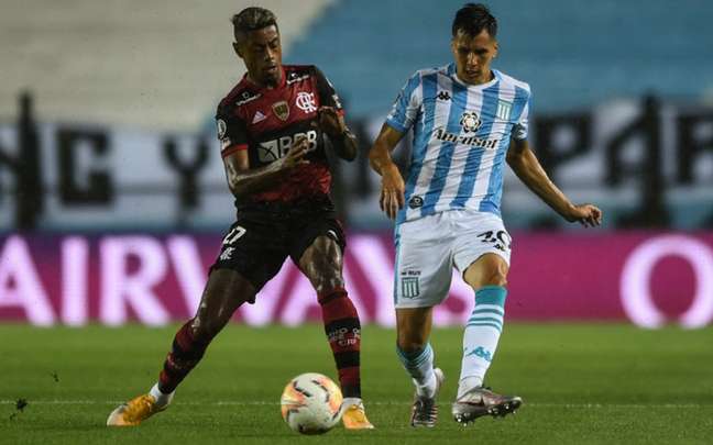 O atacante Bruno Henrique foi o destaque do Flamengo no El Cilindro, contra o Racing (Foto: AFP)