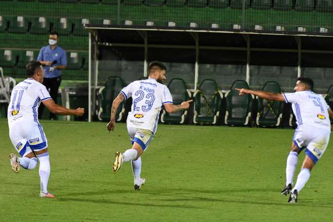 Rafael Sóbis comemora o seu gol pelo Cruzeiro contra a Chapecoense
