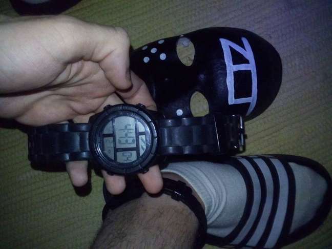 O hacker Zambrius enviou à reportagem imagem em que aparece uma tornozeleira eletrônica