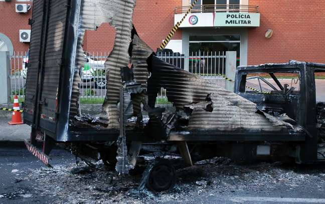 Destroços de caminhão queimado em frente a batalhão de polícia após assalto a banco em Criciúma (SC)
01/12/2020
REUTERS/Guilherme Ferreira