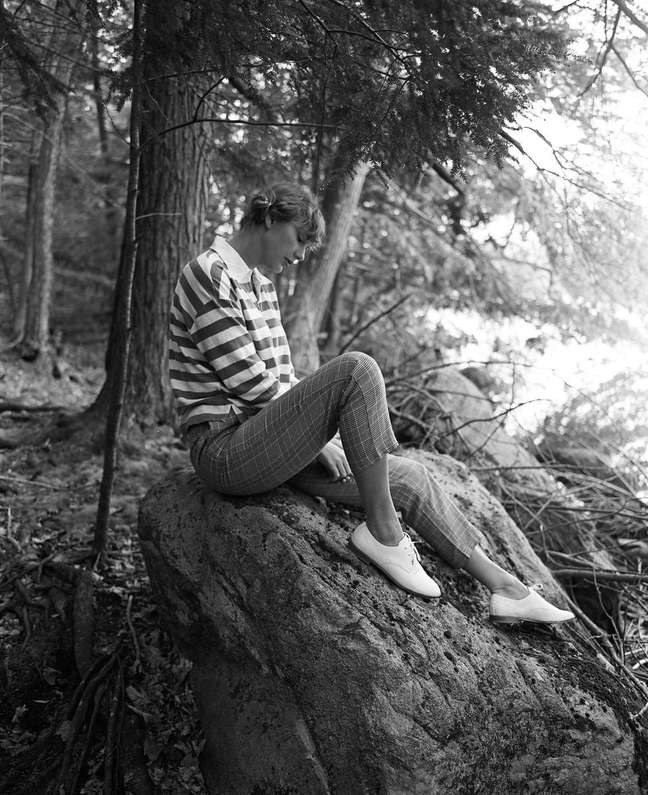 Cantora Taylor Swift em imagem de divulgação do álbum folklore