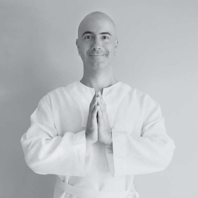 Satyanatha é um brasileiro que se tornou monge e, hoje, é professor de meditação