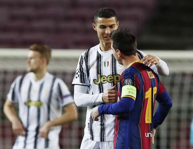 Cristiano Ronaldo e Messi se cumprimentam antes do duelo entre Juventus e Barcelona (foto de arquivo)