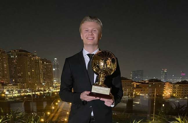 Haaland com o prêmio de Golden Boy (Foto: Reprodução / Twitter)