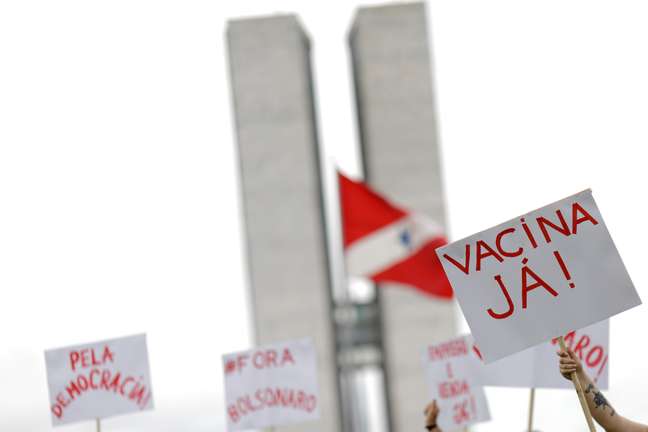 Manifestantes participaram na última quarta-feira de protesto em Brasília, pedindo vacinação contra o coronavírus
REUTERS/Ueslei Marcelino