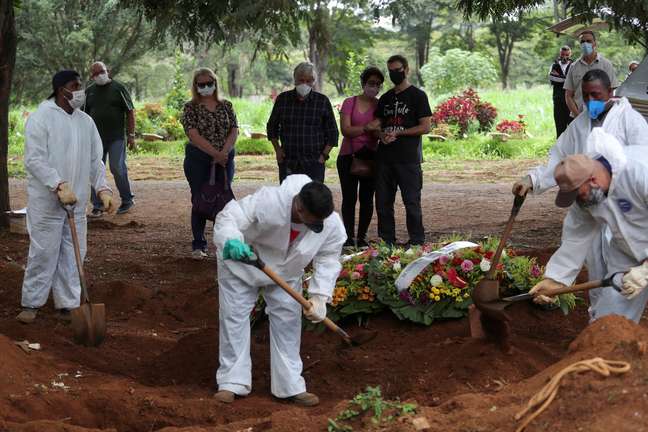 Parentes acompanham sepultamento de homem que morreu por Covid-19, em cemitério em São Paulo
REUTERS/Amanda Perobelli
