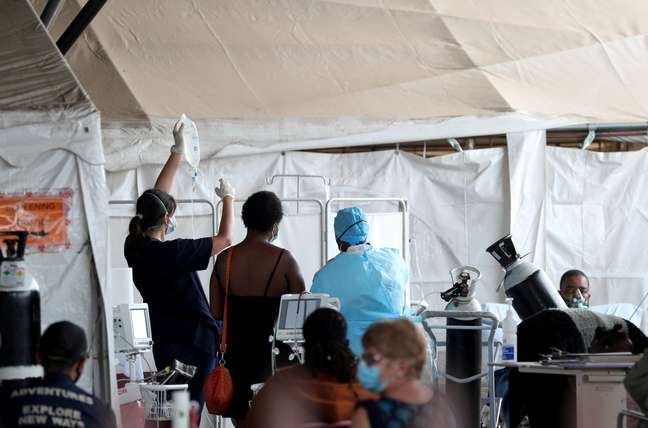Pacientes são atendidos em barracas montadas no estacionamento de hospital em Pretória
11/01/2021
REUTERS/Siphiwe Sibeko