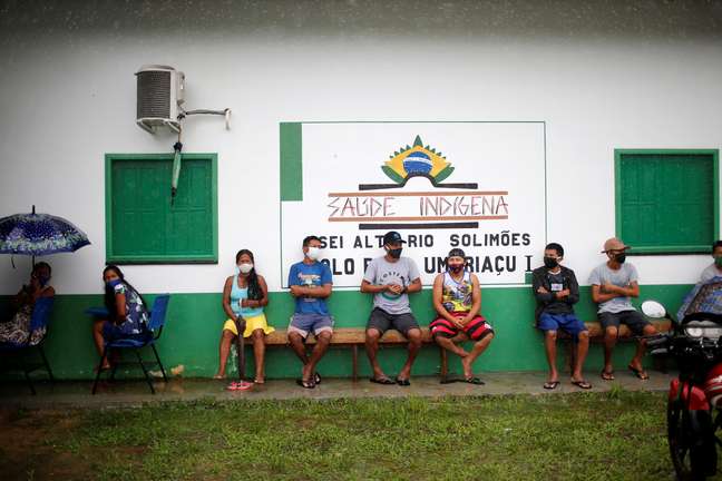 Indígenas da etnia ticuna aguardam para receber vacina da Sinovac contra Covid-19 em Tabatinga,  Amazonas
 19/1/2021 REUTERS/Adriano Machado
