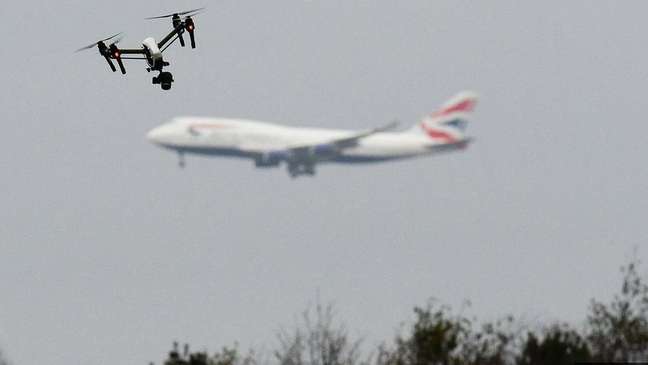 Um drone sobrevoa um parque de Londres: conforme mais objetos voadores são criados, as diretrizes de segurança se tornam cada vez mais essenciais