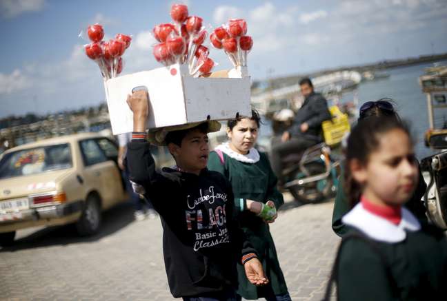 Criança vende maçã-do-amor em Gaza
17/03/2016 REUTERS/Mohammed Salem   