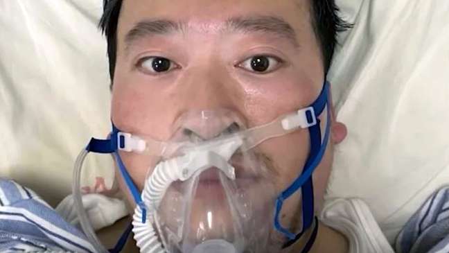 Oftalmologista Li Wenliang tentou alertar sobre a gravidade da doença