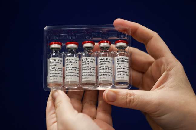 Frascos com vacina contra Covid-19 desenvolvida pela Universidade de Oxford com a AstraZeneca em Newcastle
30/01/2021 REUTERS/Lee Smith