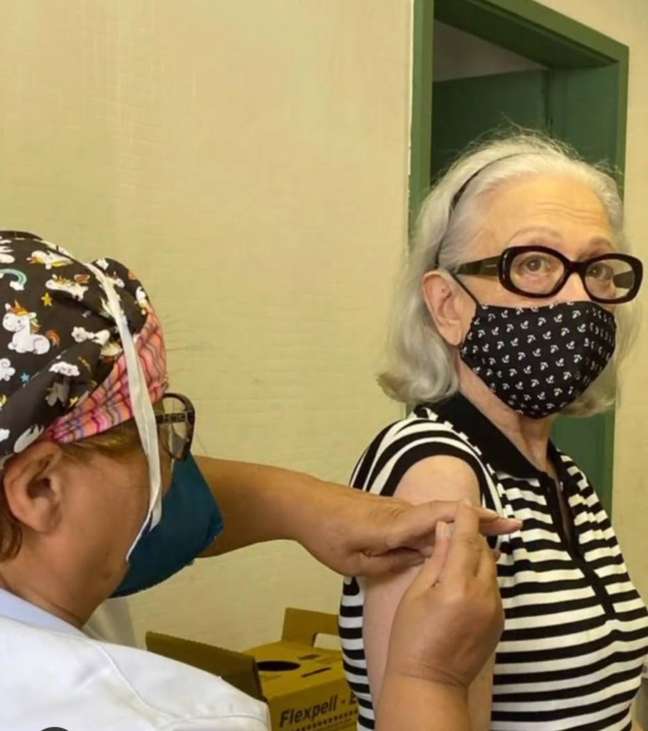 Fernanda Montenegro, 91, compartilhou nas redes sociais um vídeo recebendo a vacina contra covid-19