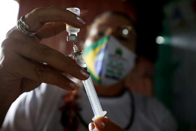 Agente de saúde prepara vacina contra Covid-19 em localidade do Amazonas
REUTERS/Bruno Kelly