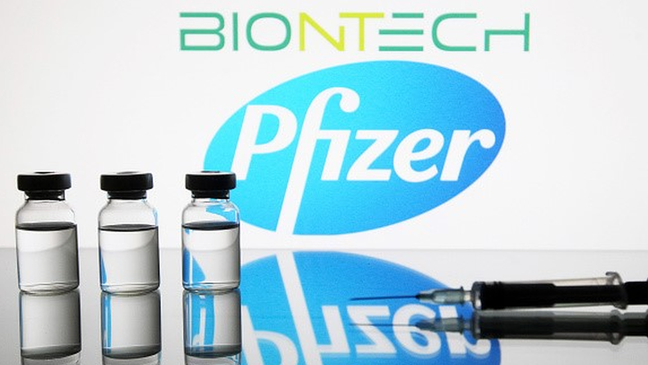 A vacina da Pfizer utiliza a tecnologia de mRNA e atingiu uma taxa de eficácia de 95% nos testes clínicos