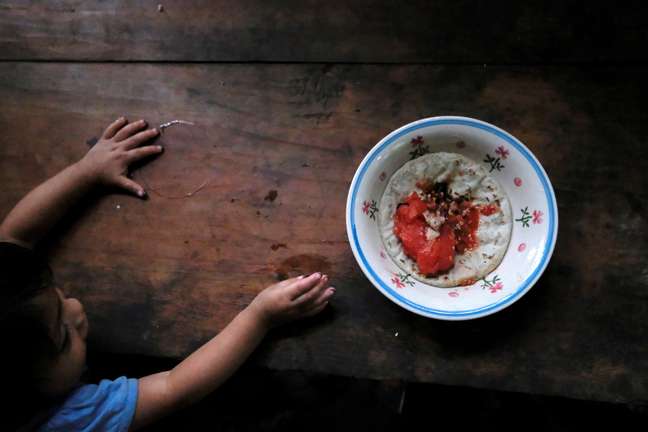 Criança de 1 ano e 10 meses tenta alcançar prato de comida em Palmilla, na Guatemala
09/10/2020 REUTERS/Josue Decavele