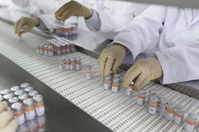 Funcionários manuseiam frascos com doses da vacina contra Covid-19 CoronaVac no Instituto Butantan, em São Paulo
22/01/2021 REUTERS/Amanda Perobelli