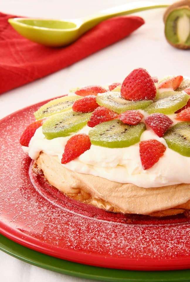 Pavlova De Frutas: Sobremesa De Apresentação Linda E Sofisticada