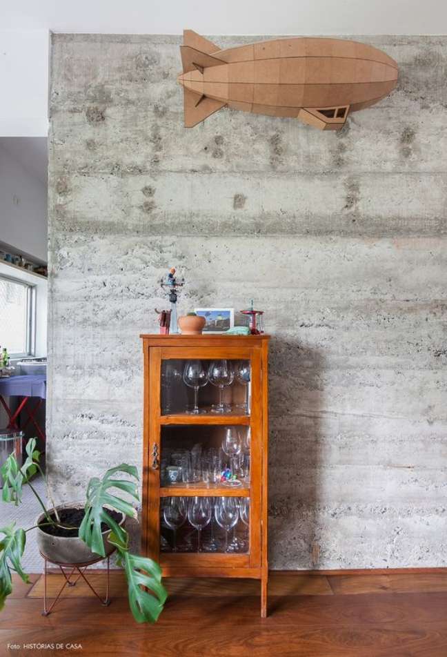 40. Cristaleira pequena na sala de estar moderna – Foto Histórias de Casa