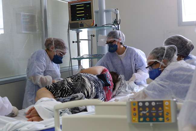 Profissionais de saúde transferem paciente com Covid-19 para leito de UTI em hospital de São Paulo
17/03/2021 REUTERS/Amanda Perobelli