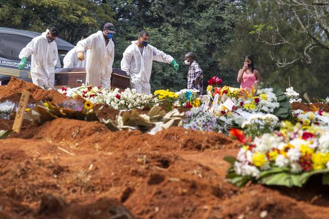  Corpo é sepultado no Cemitério da Vila Formosa, o maior da América Latina, na zona leste de São Paulo, neste sábado (20).