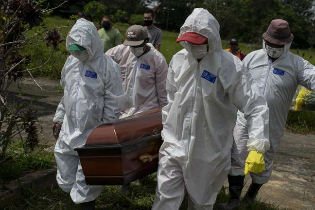Brasil registra mais 672 mortes pela covid-19