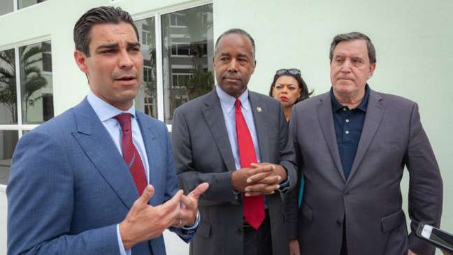 Prefeito de Miami, Francis Suarez a esquerda 