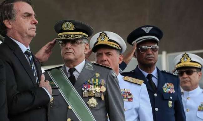 Jair Bolsonaro posa ao lado dos militares