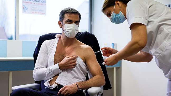 Ministro da Saúde francês Olivier Véran é vacinado com imunizante de Oxford