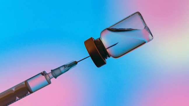 Muitos europeus permanecem céticos com vacina de Oxford após relatos de trombose