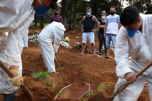 Mulher que morreu de Covid-19 é sepultada no cemitério de Vila Formosa, em São Paulo
23/03/2021
REUTERS/Amanda Perobelli