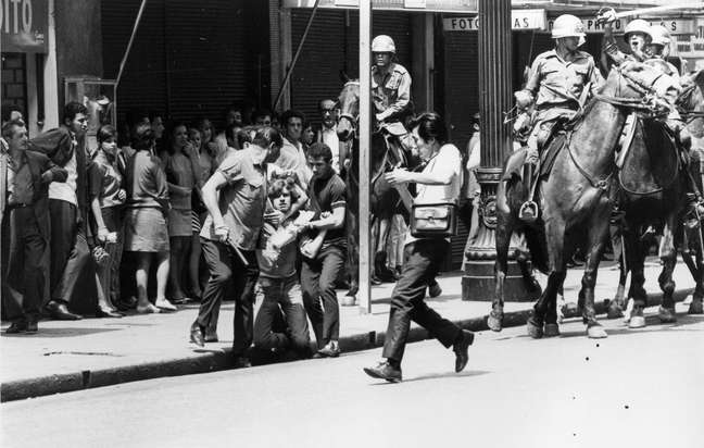 Estudantes entram em confronto com a polícia durante manifestação em 1968