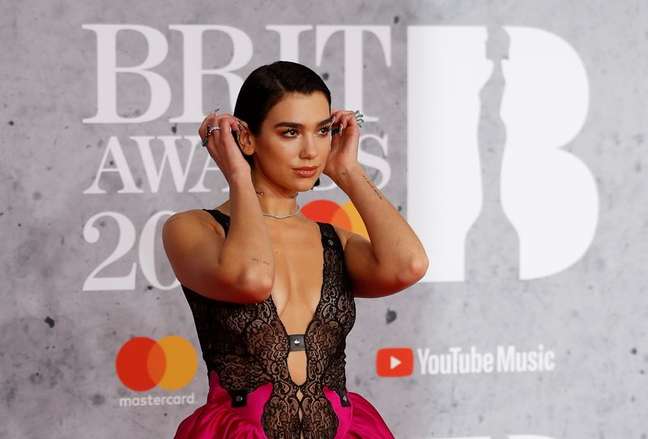 Dua Lipa chega para o Brit Awards na arena O2 
 20/2/2019 REUTERS/Peter Nicholls