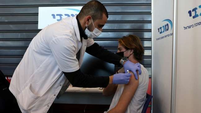 Jovem é vacinado em Israel