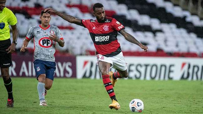100º jogo dos Coringa: o meia Gerson em ação contra o Unión La Calera (Foto: Alexandre Vidal/Flamengo)