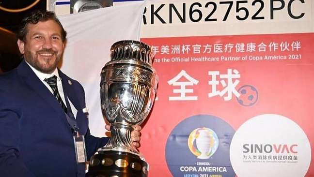 O presidente da Conmebol, Alejandro Domínguez, postou foto ao lado do lote com o troféu da Copa América