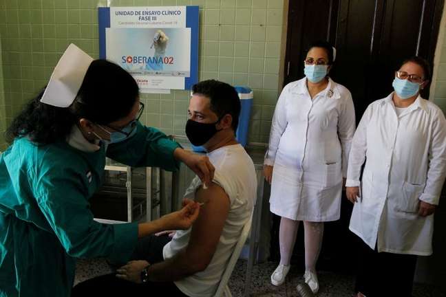 Voluntários recebem dose de vacina experimental cubana Soberana-02 em Havana, Cuba
31/3/2021 Jorge Luis Banos/Pool via REUTERS