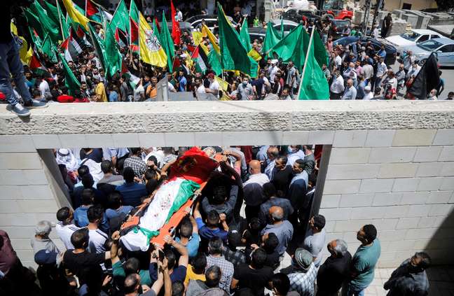 Palestinos reúnem em funeral de criança morta durante conflitos com Israel