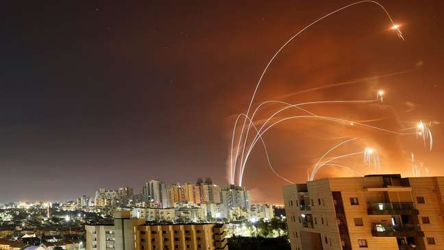 Faixas de luz são vistas em Ashkelon no momento em que o sistema antimísseis Domo de Ferro de Israel intercepta foguetes lançados de Gaza