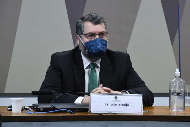 Em sua apresentação inicial, o ex-ministro das Relações Exteriores, Ernesto Araújo, afirma que 30 milhões de doses de vacinas estavam disponíveis ao fim de sua gestão no Itamaraty