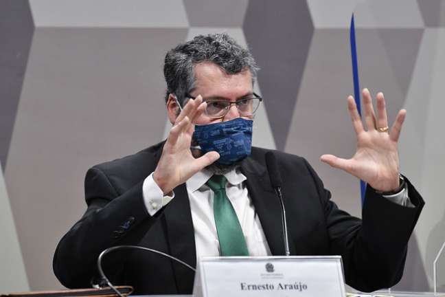 À mesa, ex-ministro das Relações Exteriores, Ernesto Araújo