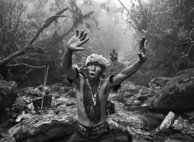 Xamã Yanomami em ritual antes da subida do Pico da Neblina