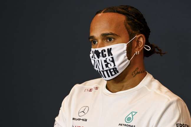 Hamilton usa máscara de apoio ao movimento ‘Vidas negras importam’ 