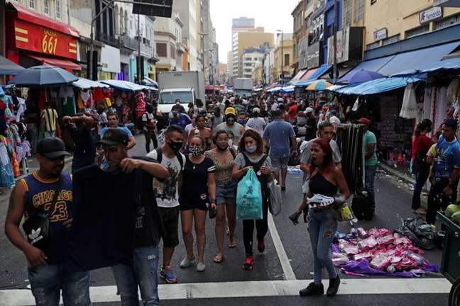Pessoas caminham na rua 25 de Março no centro de São Paulo antes do Natal e em meio à pandemia do coronavírus
21/12/2020
REUTERS/Amanda Perobelli