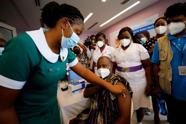Diretor Geral do Serviço de Saúde de Gana, Dr. Patrick Kuma-Aboagye, é vacinado contra a Covid-19 durante campanha de vacinação no Hospital Ridge em Acra, capital de Gana
02/03/2021 REUTERS/Francis Kokoroko/Foto de Arquivo