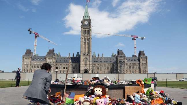 Trudeau, ajoelhado diante de um dos memoriais nesta semana, se disse 'chocado' com a descoberta